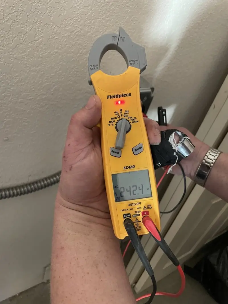 Voltage testing with clamp meter during Generator Installation in Schodack